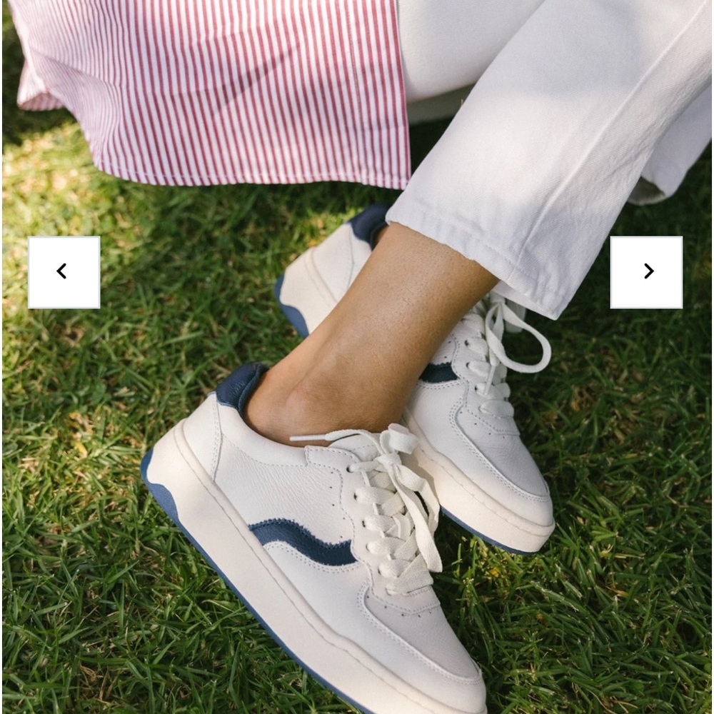 Never worn size 5 Soludos Roma Sneakers!